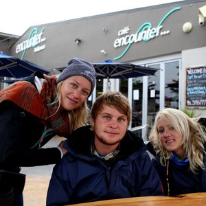 Vlnr is die opgewonde “ontdekkers” van die Nieu-Seelandse Kuslyn in Nieu-Seeland, Sanhcia Chivell, Dickie Chivell en Karli van Straten
